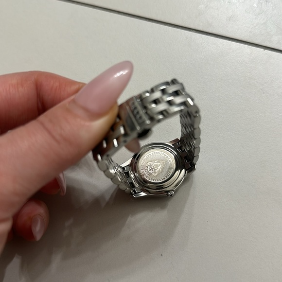 Gucci silver watch with black dial - Picture 4 of 4